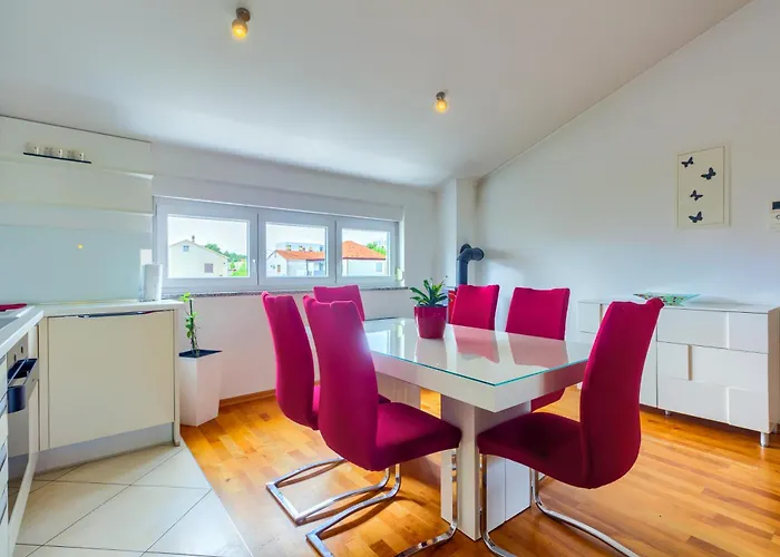 Apartments Zara דירה זאדאר