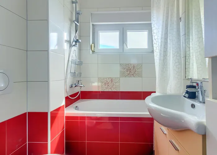 Apartments Zara דירה *