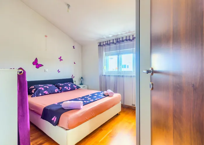 Apartments Zara דירה