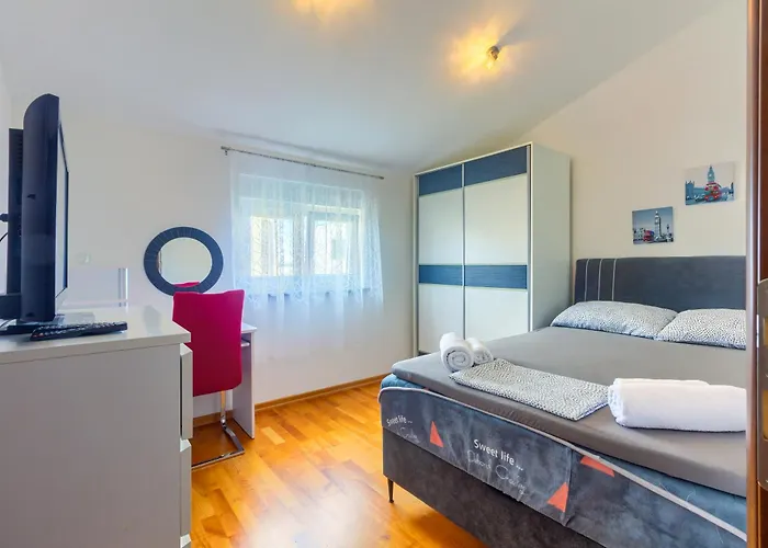 Apartments Zara דירה *